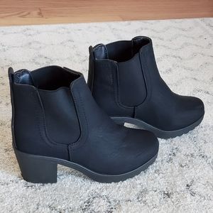 KRUSH Chunky Heel Chelsea boots